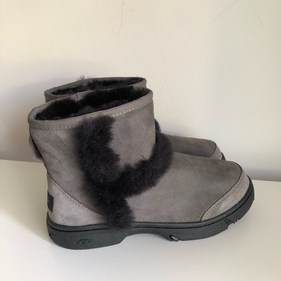 NEW UGG Women Sz 7 Sunburst Mini Genuine Shearling Bootie Grey - Picture 3 of 9